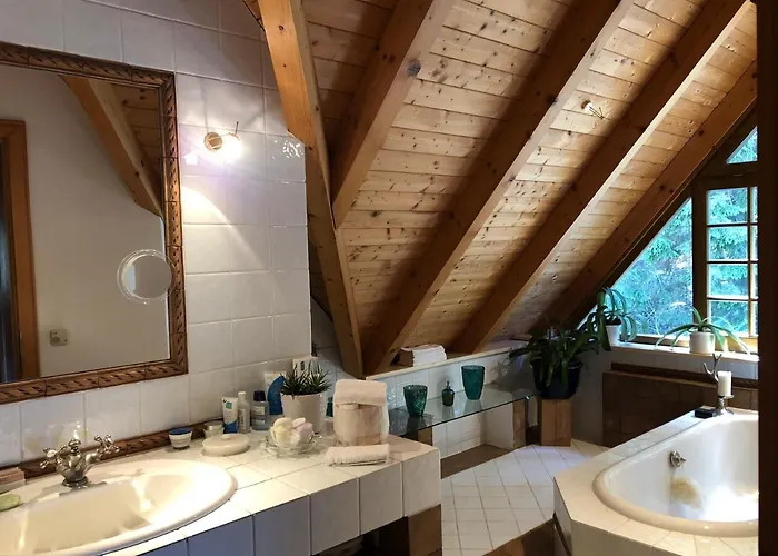 Charmantes In Erhoehter Aussichtslage Villa *